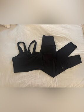 ALO Yoga Black Seamless Sports Bra and Leggings Set